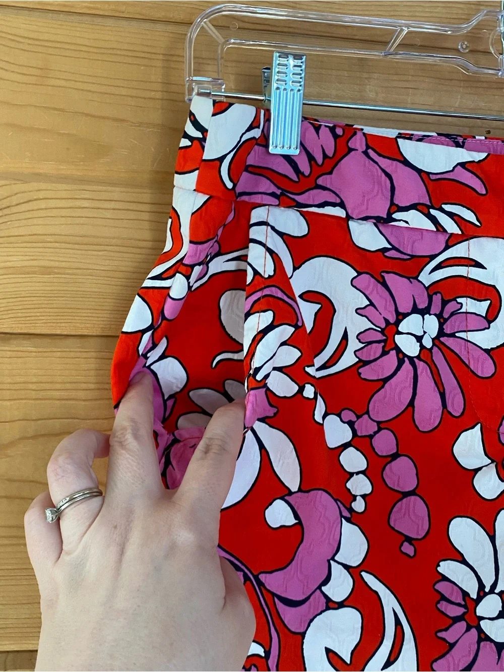 Trina Turk and red Corbin floral tropical cotton Lycra 3.5” inseam shorts size 0